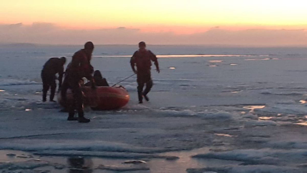 Спасатели пришли на помощь рыбакам на озере Зайсан
