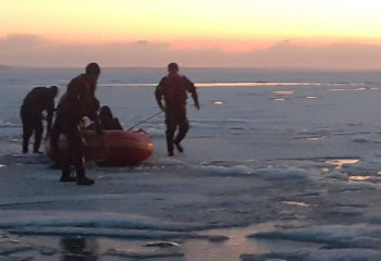 Спасатели пришли на помощь рыбакам на озере Зайсан