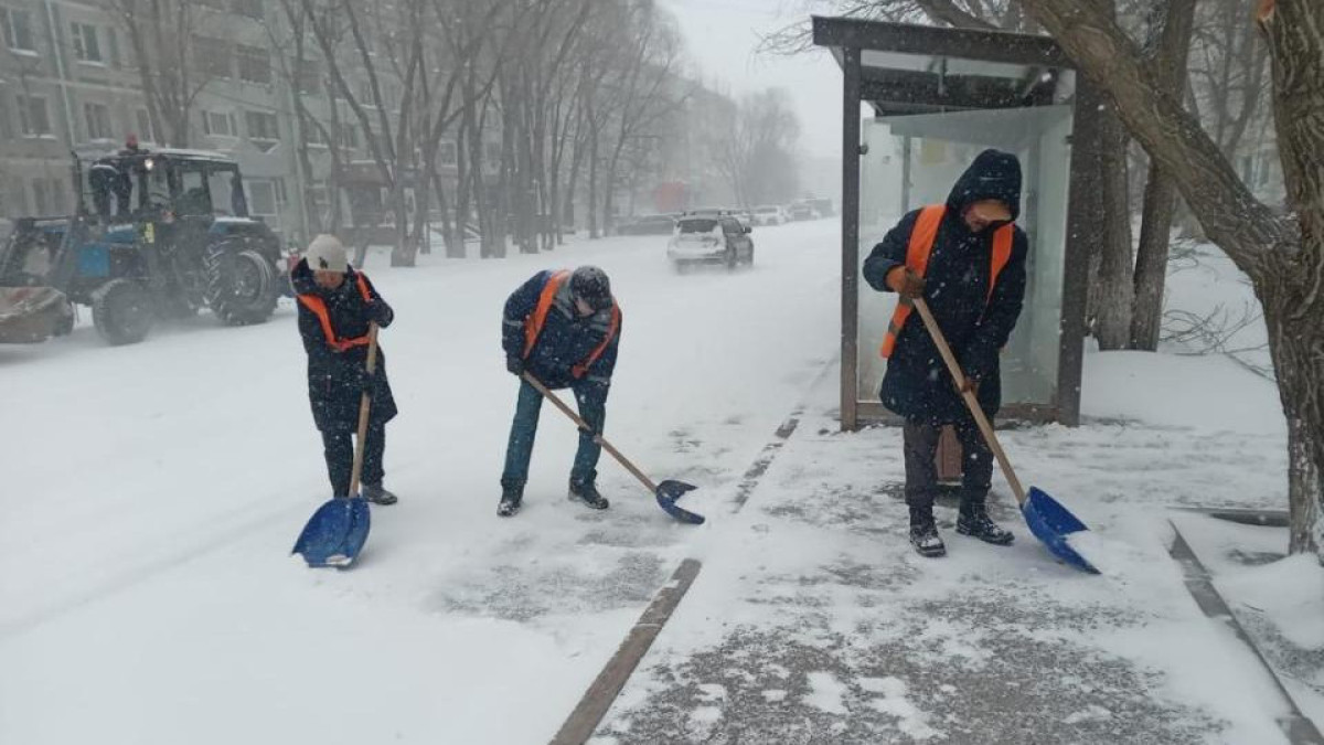 Более двух тысяч рабочих задействованы в уборке снега в Астане