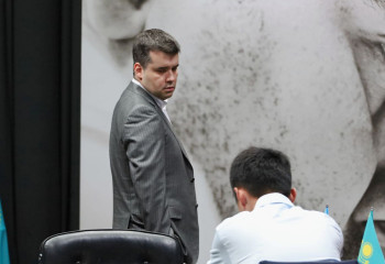 Ян Непомнящий черными фигурами проиграл шестую партию Дину Лижэню