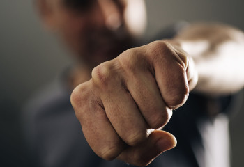 Жетісуда сегізінші сынып оқушысы мұғалімді ұрып тастады