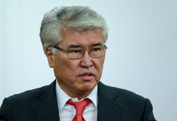 Ауа райы себеп: Арыстанбек Мұхамедиұлы сотқа жете алмады