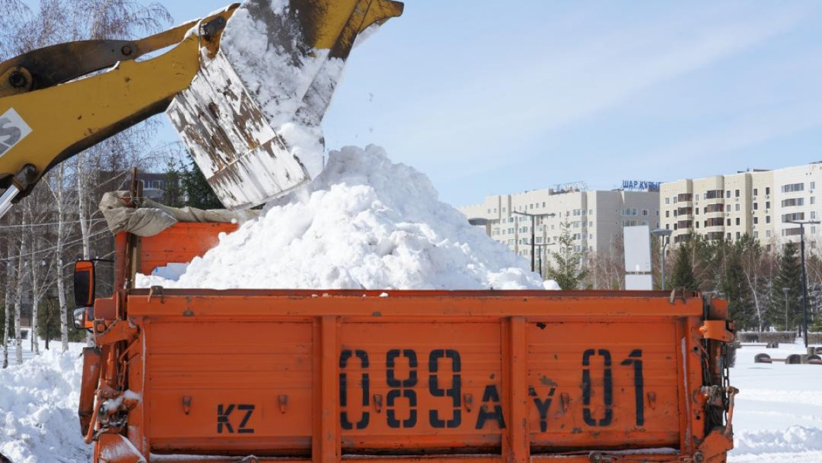 Из Астаны вывезли свыше 71 тысячи кубометров снега