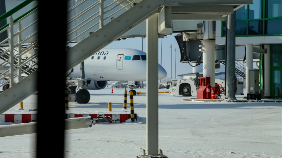 Летевший из Астаны в Алматы пассажир сообщил о бомбе в салоне самолета