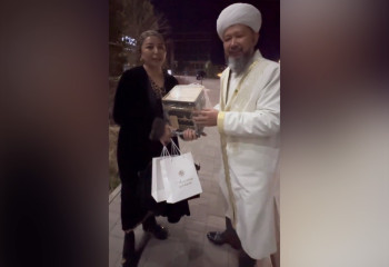 Бас мүфти Алтынай Жорабаеваға арнайы сыйлық берді