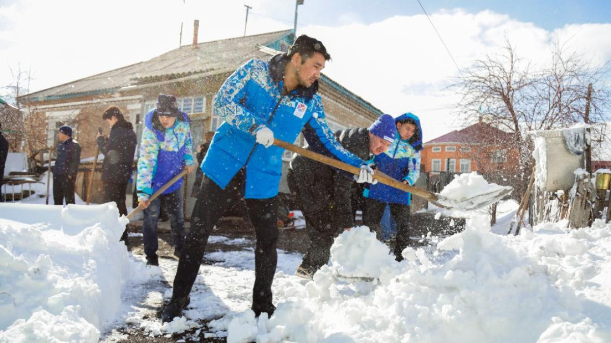 Жители столицы запустили акцию по уборке снега