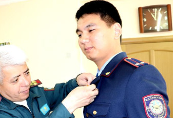 За спасение детей наградили полицейского в МЧС