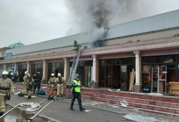 За полчаса локализован пожар на рынке в Алматы