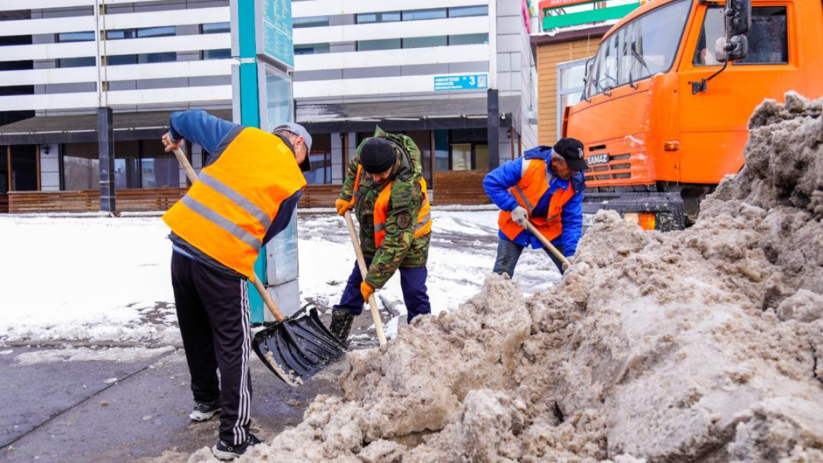 Коммунальные службы убирают снег в Астане