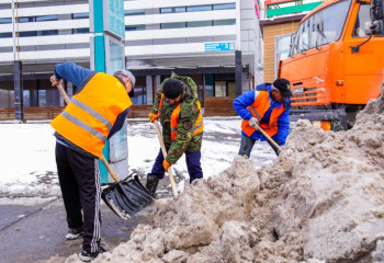 Коммунальные службы убирают снег в Астане