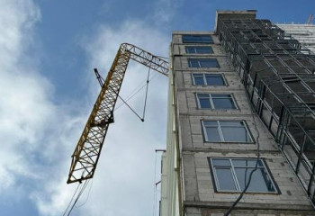 Облом секции башенного крана произошел на столичной стройке