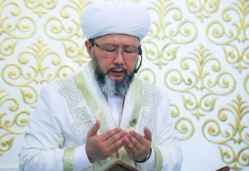 Бас муфтидің мешітте өксіп жылағаны қызу талқыға түсті