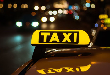 Алматыда такси жүргізушісі шетелдіктен 45 мың теңге алған