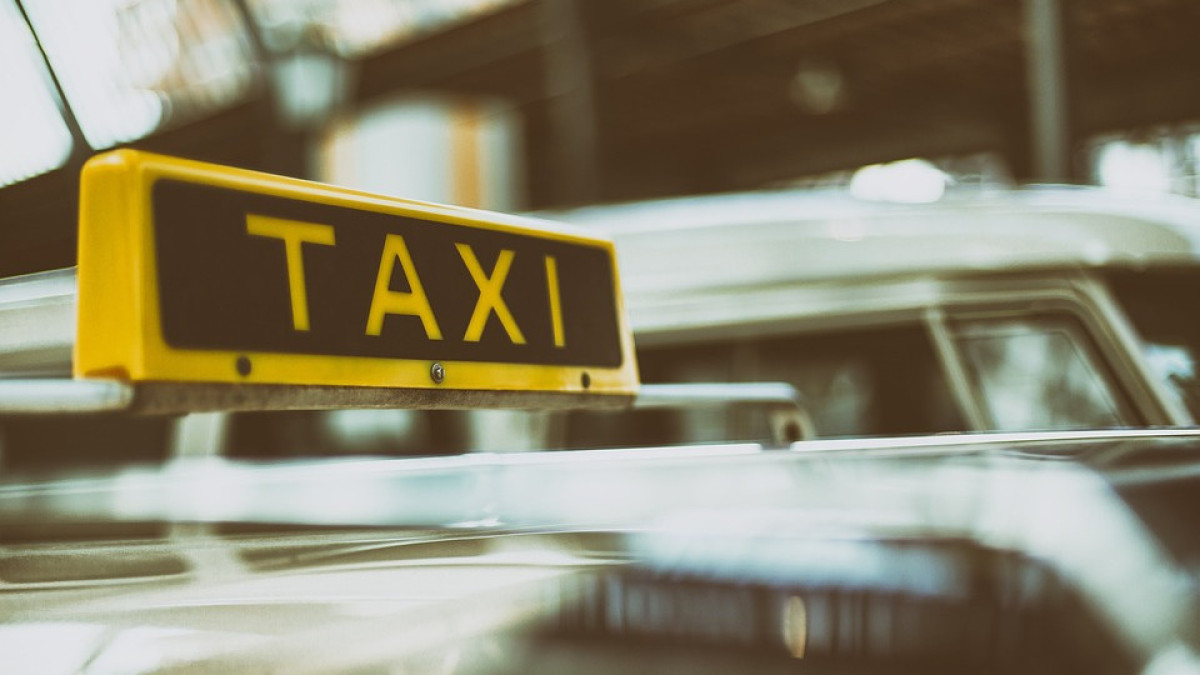 В 45 тысяч тенге оценил поездку таксист с аэропорта Алматы до гостиницы