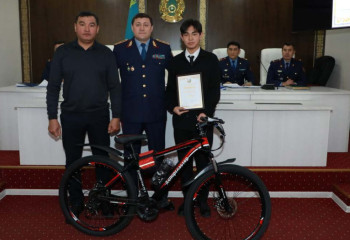 В Астане за помощь в поимке разбойника наградили подростка