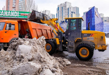 Каждую ночь 2 500 грузовиков вывозят снег из Астаны