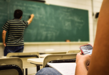 Оқушының сабақ үстінде ұялы телефон ұстауын шектеу керек - Нартай Аралбайұлы