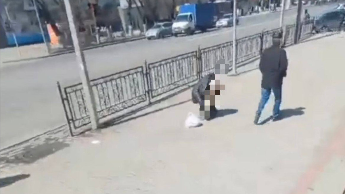 Мужчины обнажились в общественных местах в Карагандинской области
