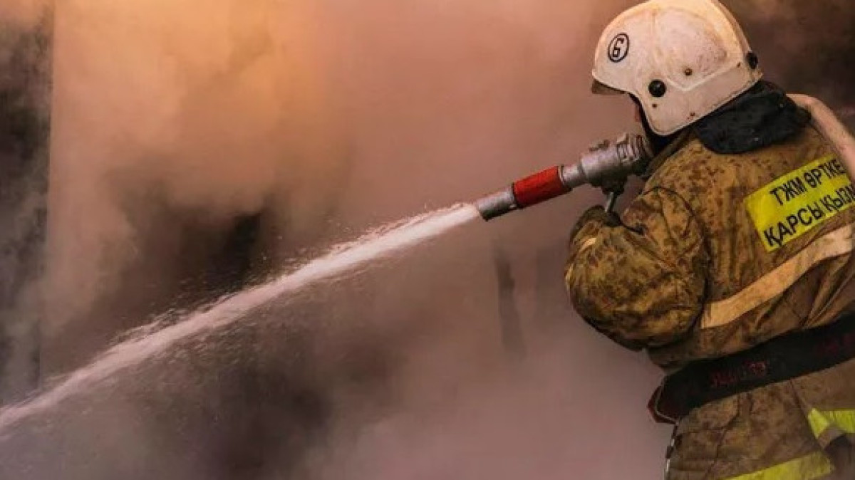 Огнеборцы ЗКО тушат возгорание лесонасаждения на окраине Уральска