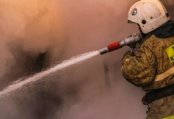 Огнеборцы ЗКО тушат возгорание лесонасаждения на окраине Уральска