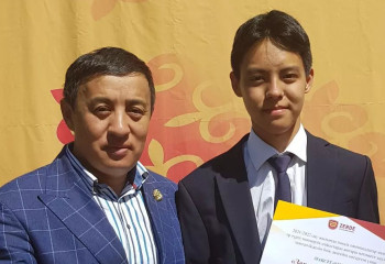 «Көзімнен сорам сорғалап жаздым»: Серікзат Дүйсенғазы марқұм ұлының орындалмаған арманын қолға алды