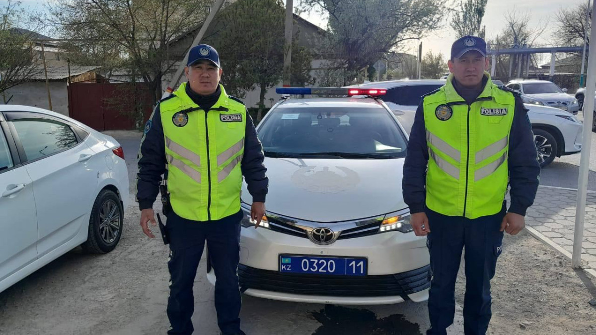 Двух людей при пожаре спасли кызылординские полицейские