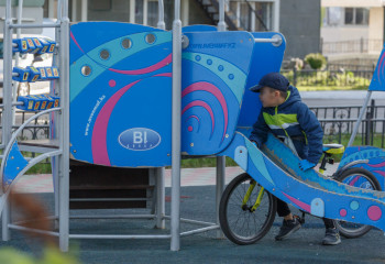 Оралда ойын алаңында 7 жасар бала саусағынан айырылды