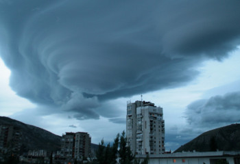 Түркияда құйын үйлерді қиратып кетті