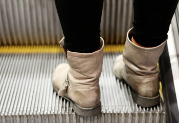 Эскалатордағы оқыс оқиға: Көкшетаулық әйелдің аяғы қысылып қалды