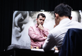 Ян Непомнящий сделал ставку на розовую рубашку