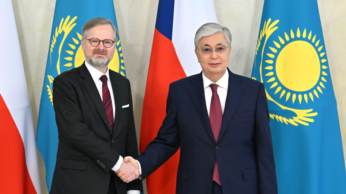 Глава государства встретился с премьер-министром Чехии