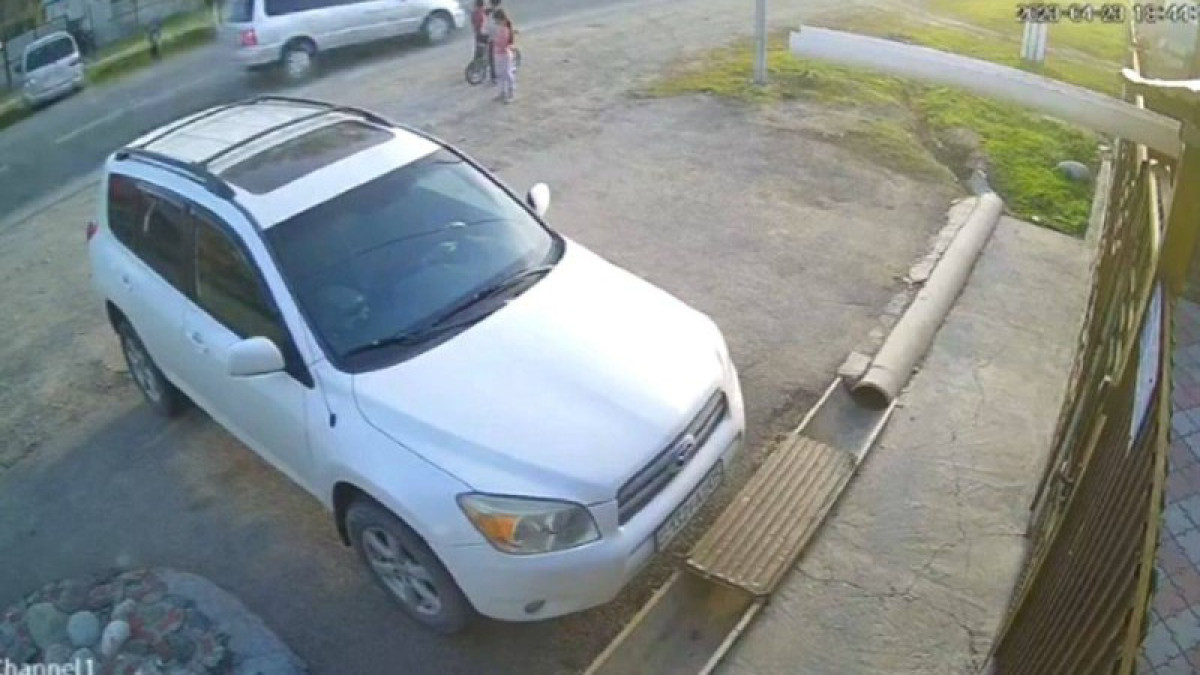 В Сарканде под колеса авто попал 4-летний ребенок