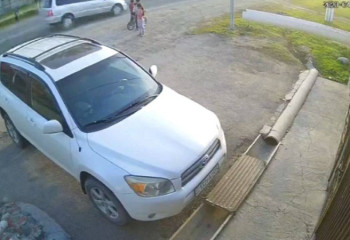 В Сарканде под колеса авто попал 4-летний ребенок