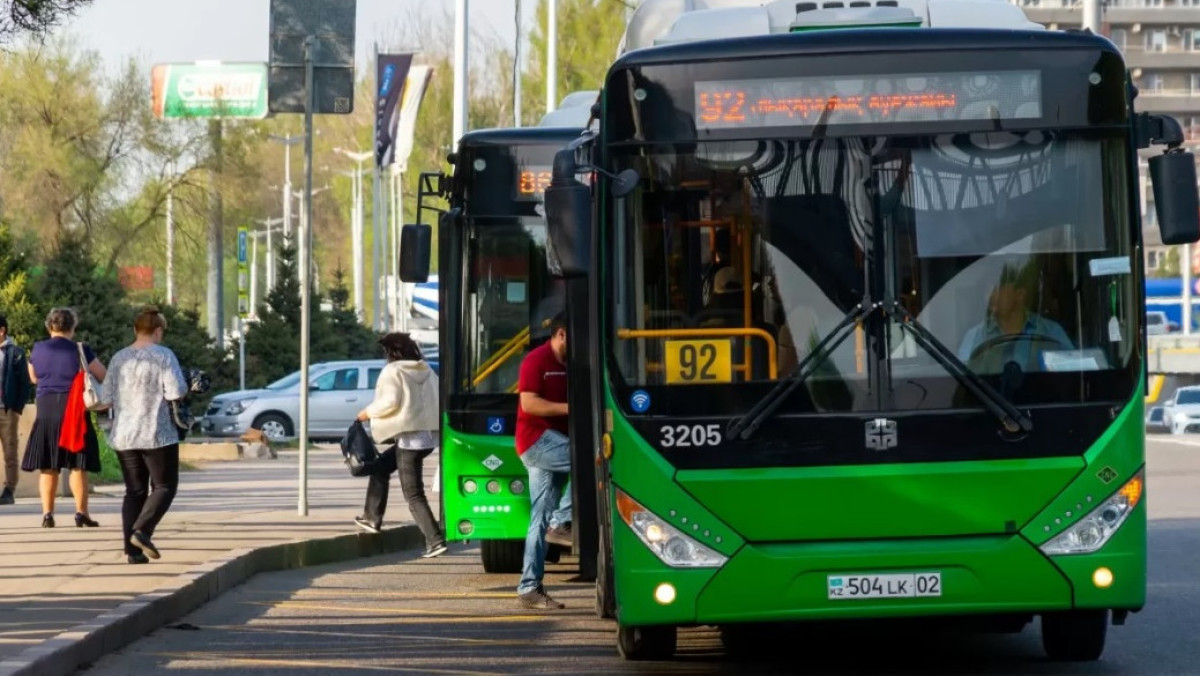 В Алматы в родительский день запустили дополнительные автобусы