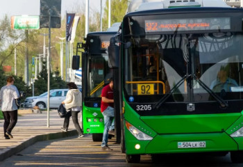 В Алматы в родительский день запустили дополнительные автобусы