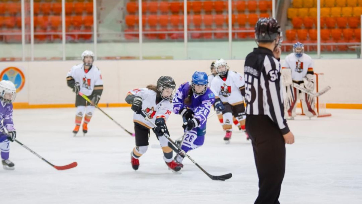 В Астане прошел чемпионат страны по хоккею среди девушек