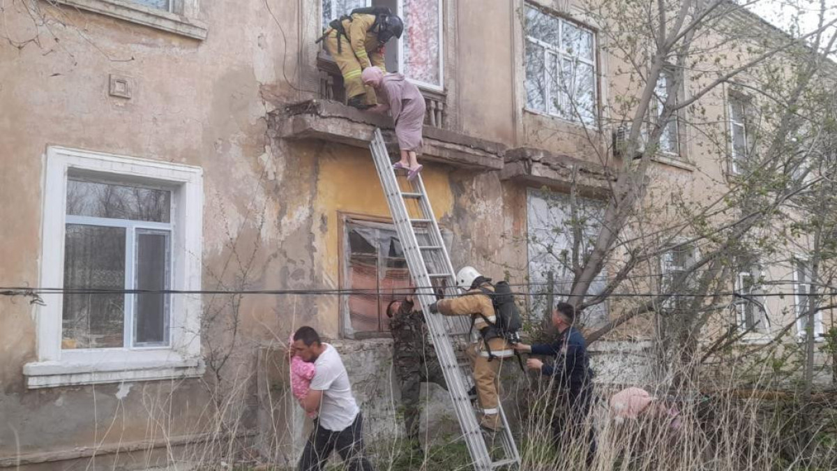 Восемь человек спасли пожарные в Актюбинской области