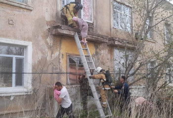 Восемь человек спасли пожарные в Актюбинской области