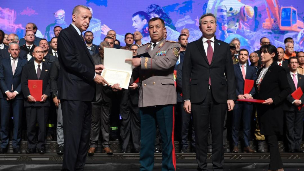 Реджеп Тайип Эрдоган вручил награду казахстанским спасателям