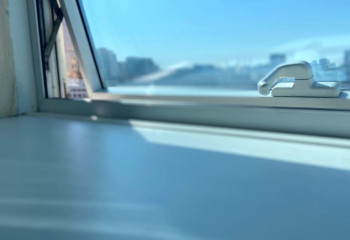 Қостанайда қараусыз қалған бір жасар бала терезеден құлап кетті