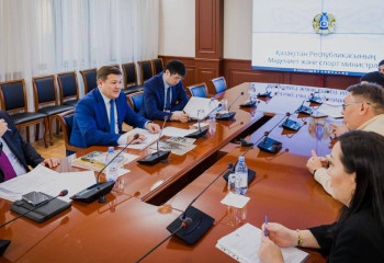 Асхат Оралов обсудил развитие парахоккея на встрече с гражданами