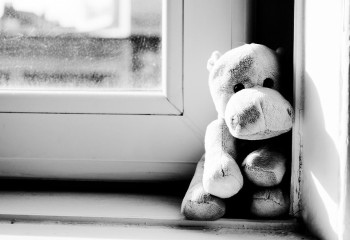 Пакетті парашют ретінде пайдаланды. Текеліде 8 жасар бала бесінші қабаттан секіріп кетті