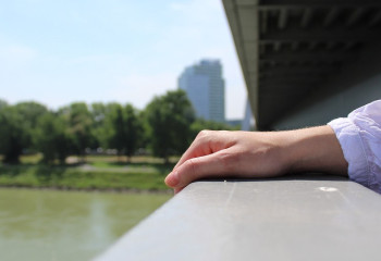 Полицейские спасли спрыгнувшую с моста женщину в Атырау