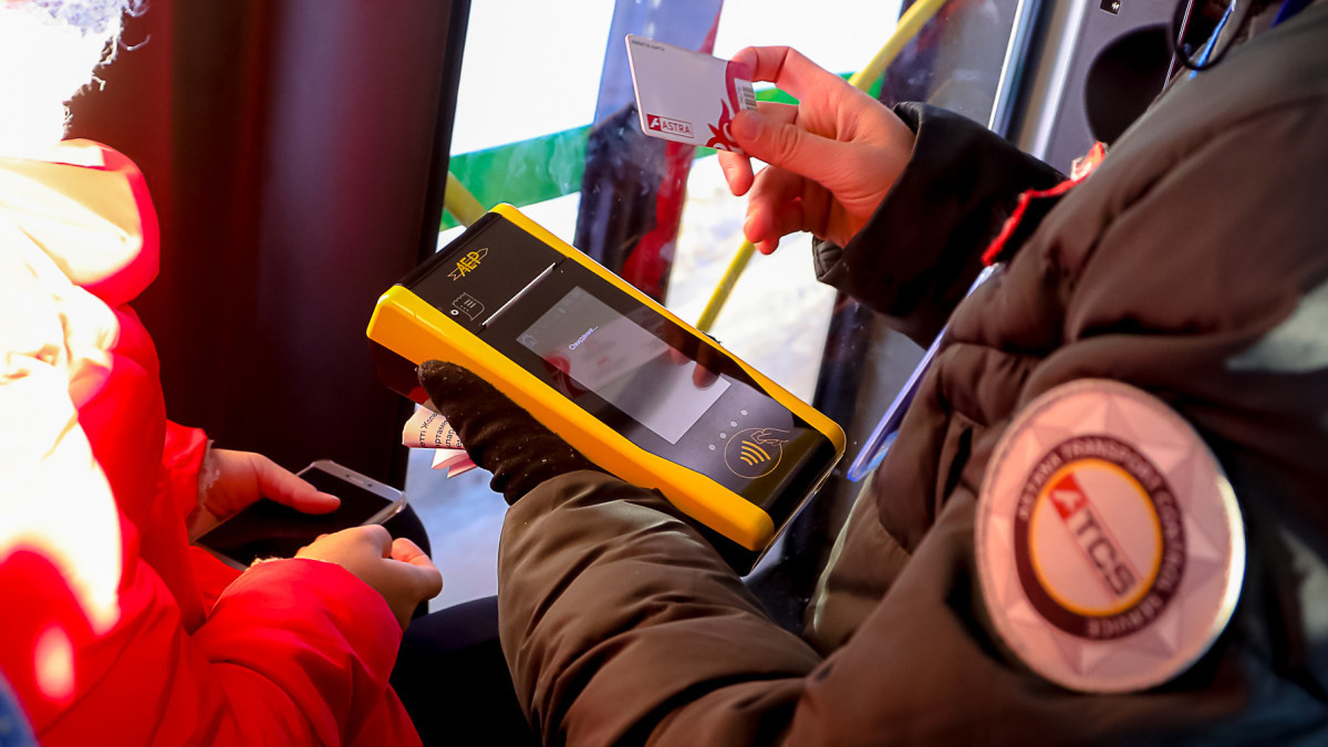 Астанада оқушыларға автобуста тегін жүру карталарын беру уақытша тоқтатылады