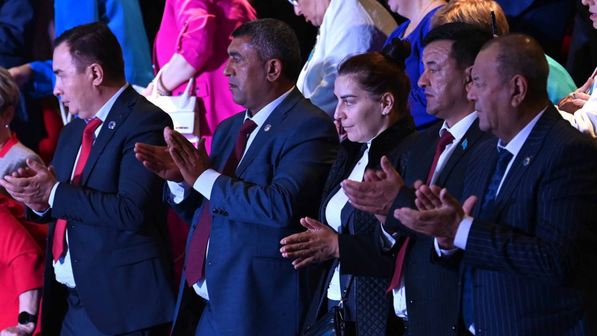 За заслуги в укреплении мира, дружбы и сотрудничества между народами награжден ряд казахстанцев