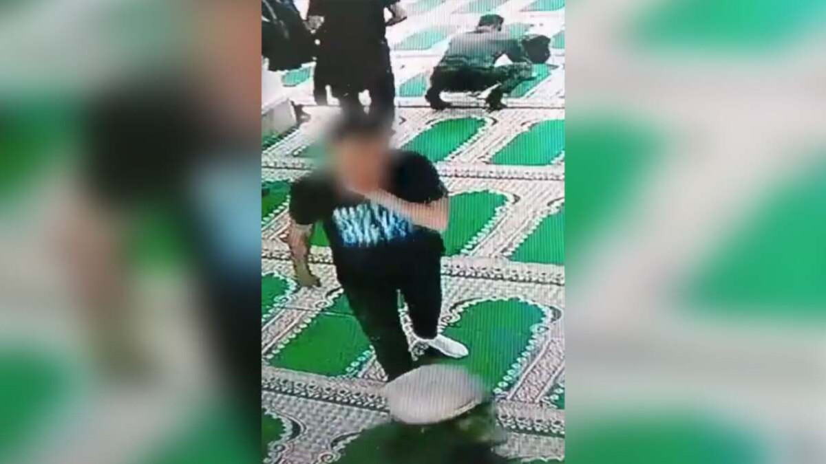 Алматинец похитил телефон в молитвенном зале мечети