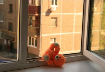 Павлодарда бүлдіршін бесінші қабаттан құлап кетті