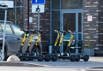 Водителей электросамокатов в Казахстане обяжут иметь права и носить шлемы