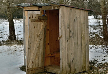 Үш ер адам дәретханаға түскен телефонды аламыз деп көз жұмды