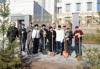 Судьи Конституционного Суда высадили более 100 саженцев